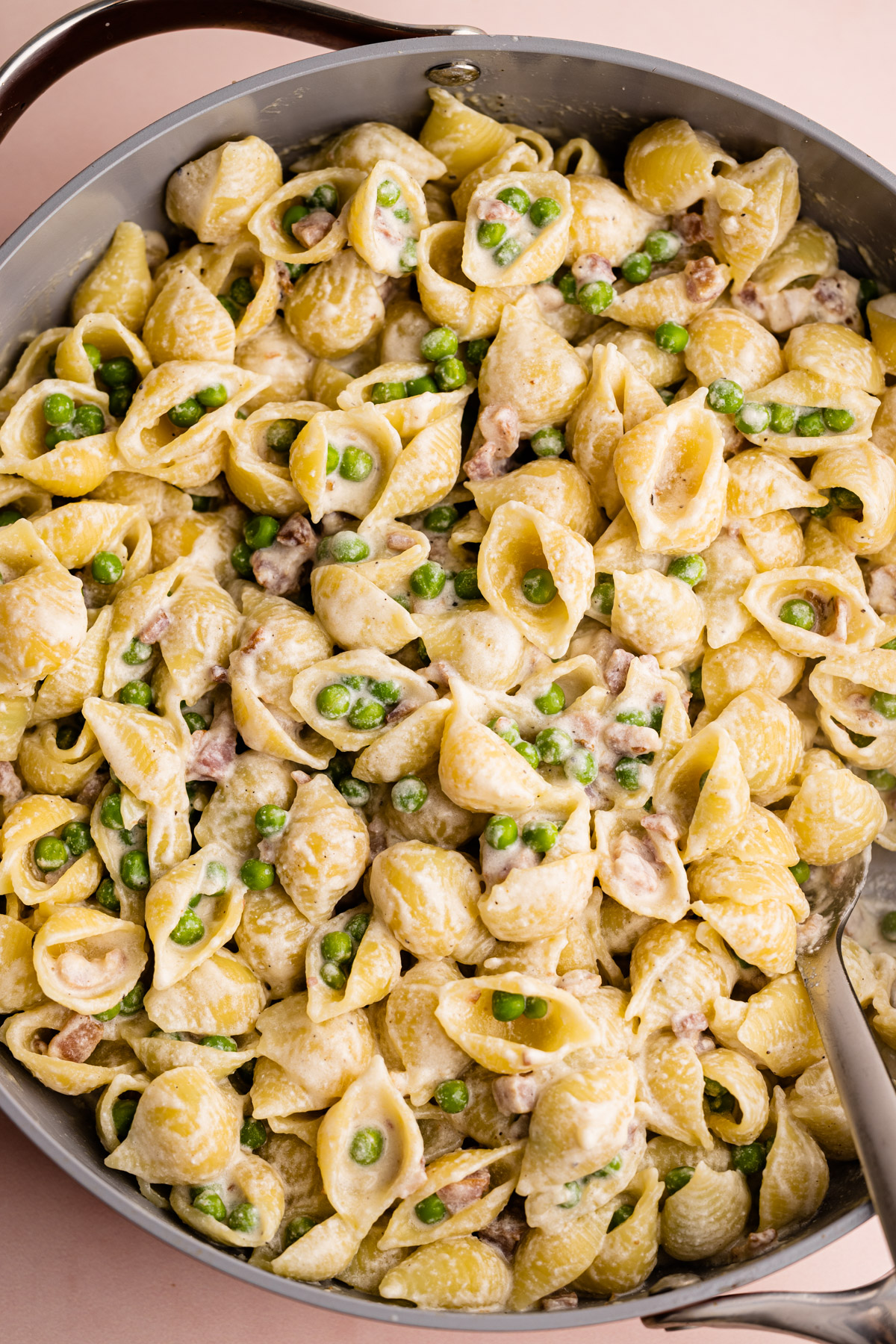 A skillet of pancetta and pea pasta.