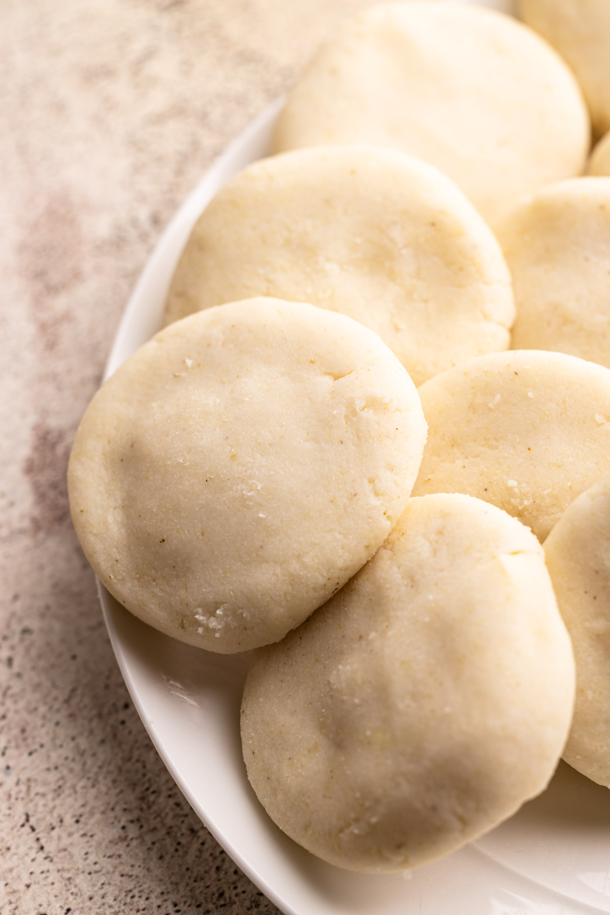 Formed uncooked arepas con queso.