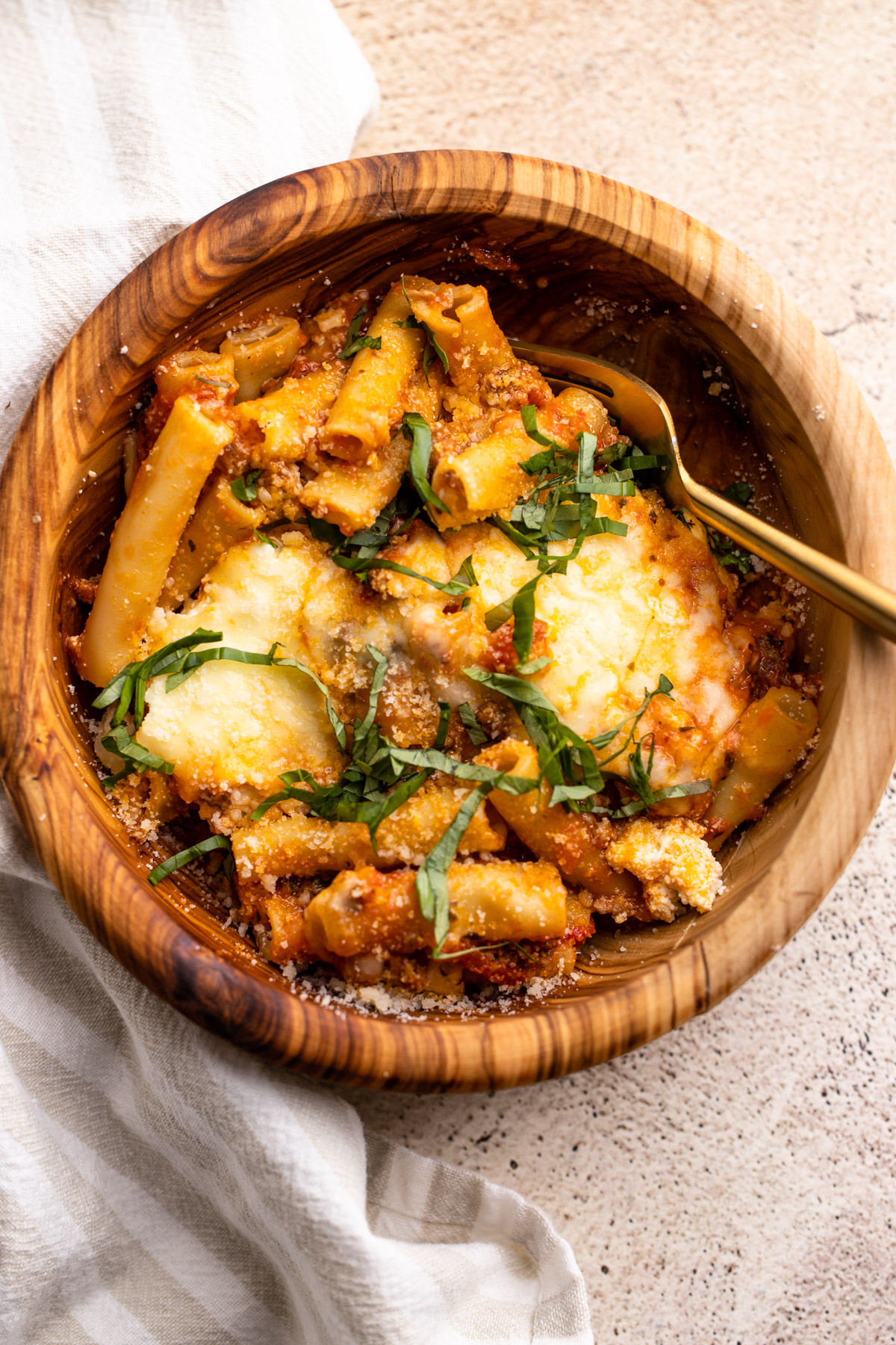 A bowl of baked ziti.