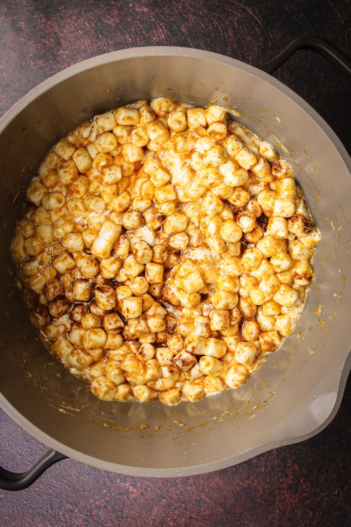 Marshmallows with a spiced pumpkin mixture in a pot.